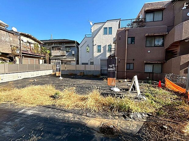 【外観】【現地】(2026年1月)撮影西向き立地がもたらす優れた採光と通風。ゆったりとした開放感に包まれ、上質な日常を叶える住環境です。