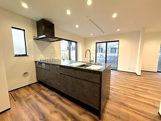 【キッチン】【キッチン】静かな気品が漂う上質なキッチン。高級感あふれる質感とスマートな動線で、料理の時間が特別なひとときに。