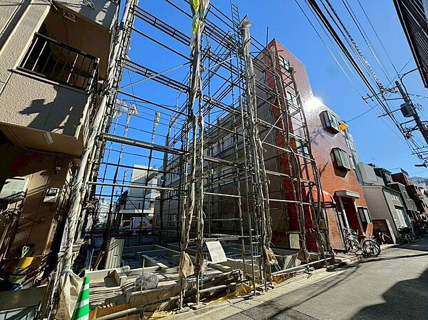 【外観】【現地】(2026年3月)撮影 南西向きがもたらす優れた採光と通風。ゆったりとした開放感に包まれ、上質な日常を叶える住環境です。