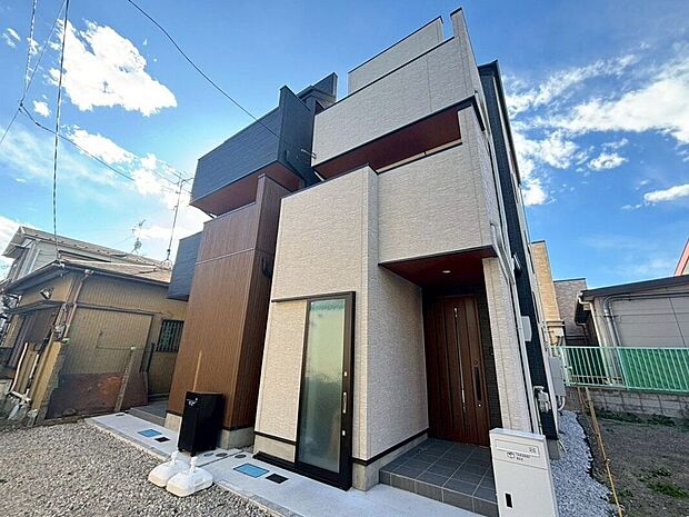 【外観】【外観】（2026年3月）撮影  ：2号棟落ち着いた色調と端正なフォルムが印象的な2棟。シンプルながらも上質さを感じる佇まいです。