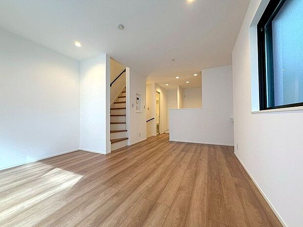 【リビング】【リビング】(2026年3月)撮影大きな窓からたっぷり光が差し込む、明るく開放的なリビング。家族の笑顔が自然と集まる、心地よい空間です。