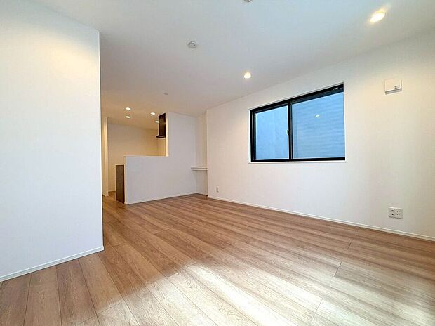 【リビング】【リビング】(2026年3月)撮影明るく落ち着いた印象のリビング。シンプルなデザインでインテリアを楽しめる、居心地の良い空間です。