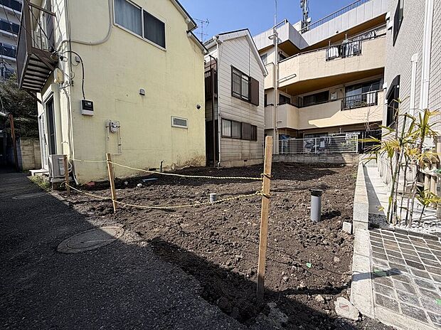 【前面道路含む外観】【現地】(2026年3月)