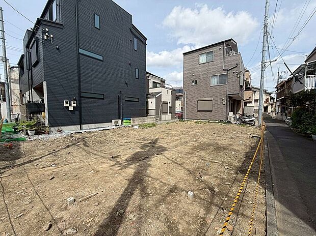 【外観】【外観】(2026年4月)撮影南西角地がもたらす優れた採光と通風。ゆったりとした開放感に包まれ、上質な日常を叶える住環境です。