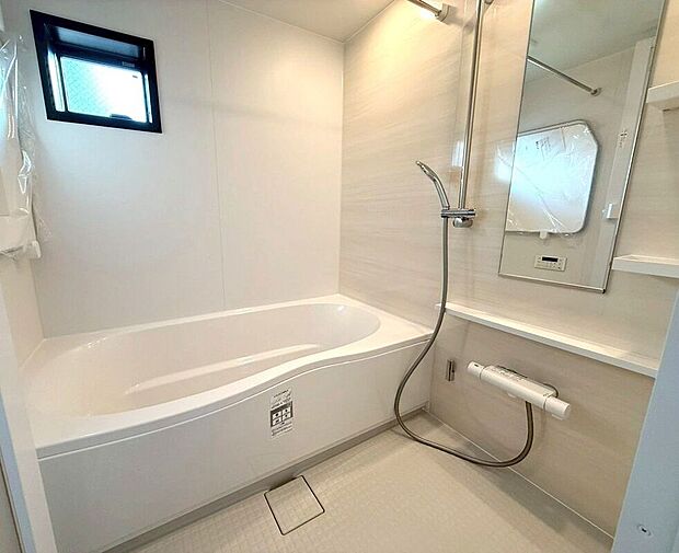 【バス】【バス】(2026年4月)撮影すっきりとした白いデザインが美しいバスルーム。清潔感と上質さを兼ね備えた、毎日のバスタイムが楽しみになる空間です。