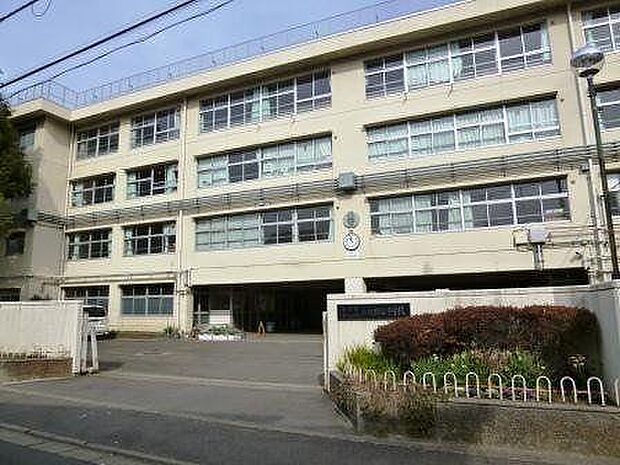 世田谷区立上祖師谷中学校(約1,030m・徒歩13分)