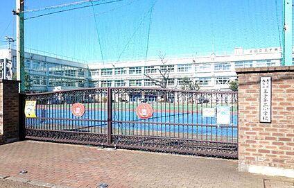 北区立王子第三小学校 464m