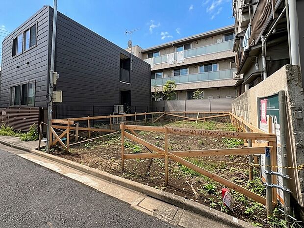【現地土地写真】【現地】(2026年10月)撮影 南東向き整形地がもたらす優れた採光と通風。ゆったりとした開放感に包まれ、上質な日常を叶える住環境です。
