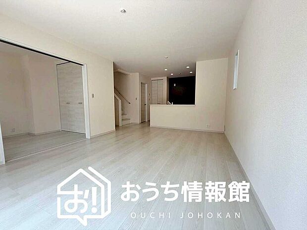 現地写真(リビング)
フローリング材には、木目、色調など木材特有の風合いがあり、ナチュラルな美しさになっています。