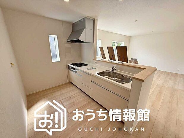 現地写真（キッチン）
収納たっぷりのシステムキッチン、浄水器付水栓を標準装備しています。