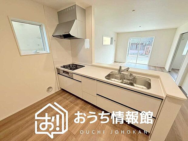 現地写真(キッチン)
収納たっぷりのシステムキッチン、浄水器付水栓を標準装備しています。