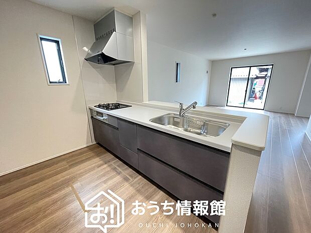 現地写真(キッチン)
収納たっぷりのシステムキッチン、浄水器付水栓を標準装備しています。