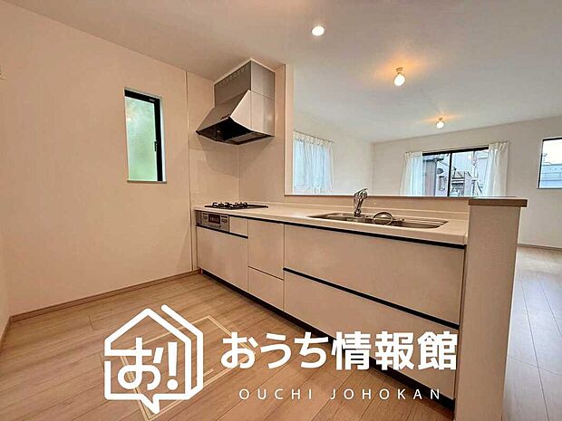 現地写真(キッチン)
収納たっぷりのシステムキッチン、浄水器付水栓を標準装備しています。