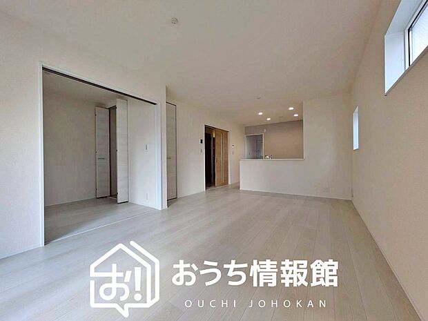 現地写真(リビング)
フローリング材には、木目、色調など木材特有の風合いがあり、ナチュラルな美しさになっています。