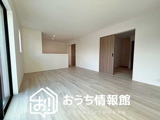 現地写真(リビング)
フローリング材には、木目、色調など木材特有の風合いがあり、ナチュラルな美しさになっています。