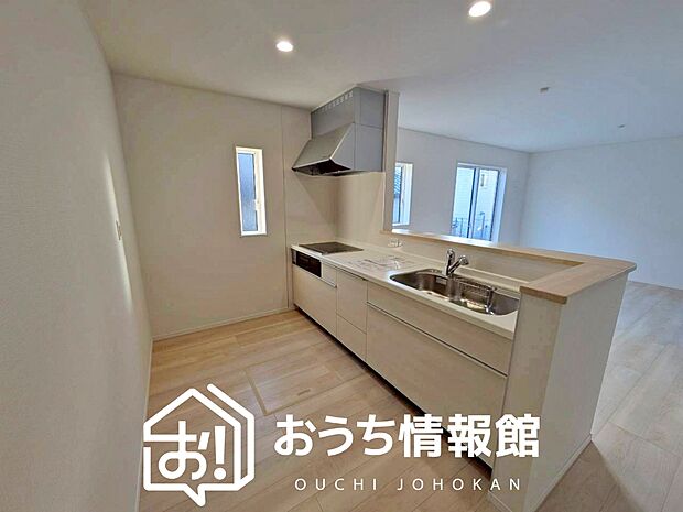 現地写真(キッチン)
収納たっぷりのシステムキッチン、浄水器付水栓を標準装備しています。