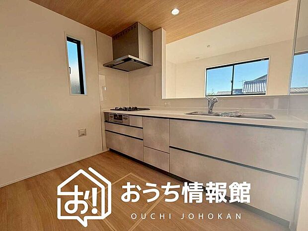 現地写真(キッチン)
収納たっぷりのシステムキッチン、浄水器付水栓を標準装備しています。