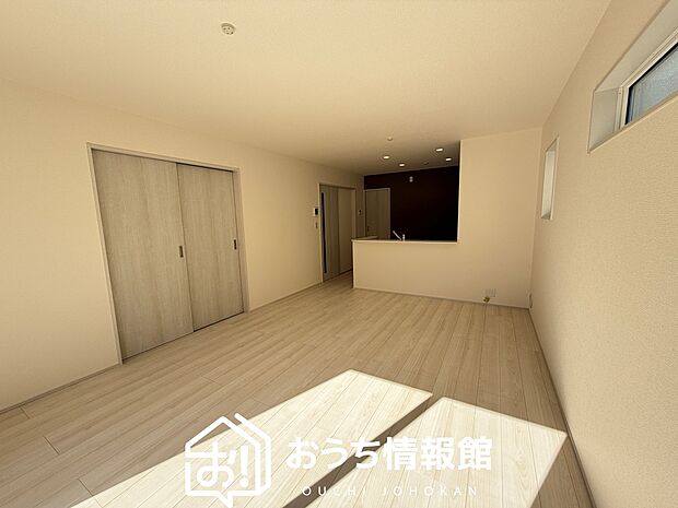 現地写真(リビング)
フローリング材には、木目、色調など木材特有の風合いがあり、ナチュラルな美しさになっています。