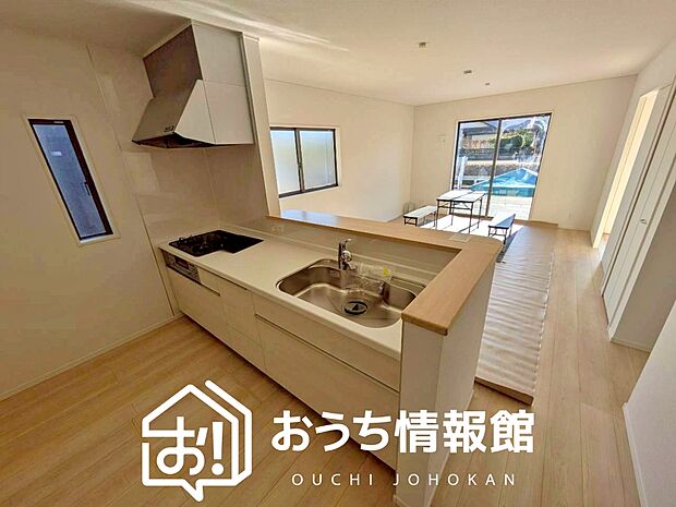 現地写真（キッチン）
収納たっぷりのシステムキッチン、浄水器付水栓を標準装備しています。