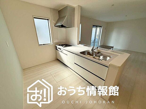 現地写真（キッチン）
収納たっぷりのシステムキッチン、浄水器付水栓を標準装備しています。