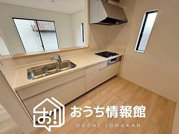 現地写真（キッチン）
収納たっぷりのシステムキッチン、浄水器付水栓を標準装備しています。