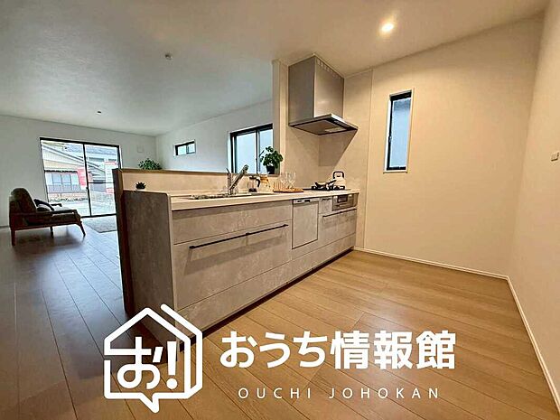 現地写真（キッチン）
収納たっぷりのシステムキッチン、浄水器付水栓を標準装備しています。