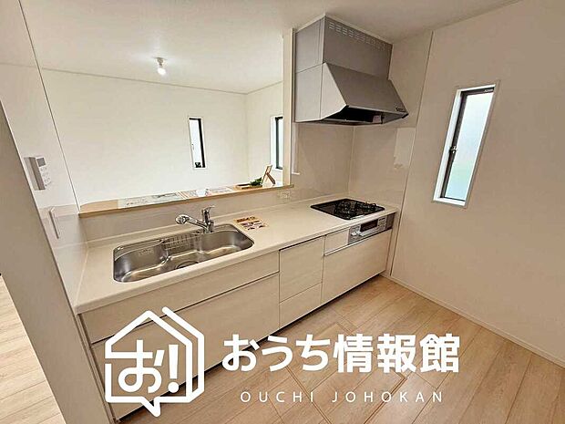 現地写真(キッチン)
収納たっぷりのシステムキッチン、浄水器付水栓を標準装備しています。