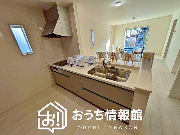 現地写真（キッチン）
収納たっぷりのシステムキッチン、浄水器付水栓を標準装備しています。