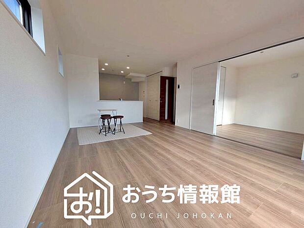 現地写真（リビング）
フローリング材には、木目、色調など木材特有の風合いがあり、ナチュラルな美しさになっています。