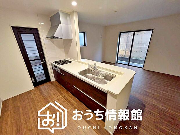 現地写真（キッチン）
収納たっぷりのシステムキッチン、浄水器付水栓を標準装備しています。