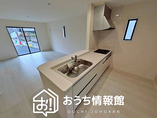 現地写真（キッチン）
収納たっぷりのシステムキッチン、浄水器付水栓を標準装備しています。