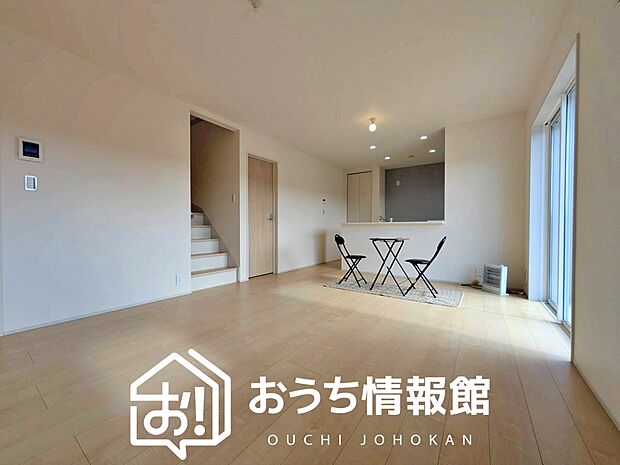 現地写真(リビング)
フローリング材には、木目、色調など木材特有の風合いがあり、ナチュラルな美しさになっています。