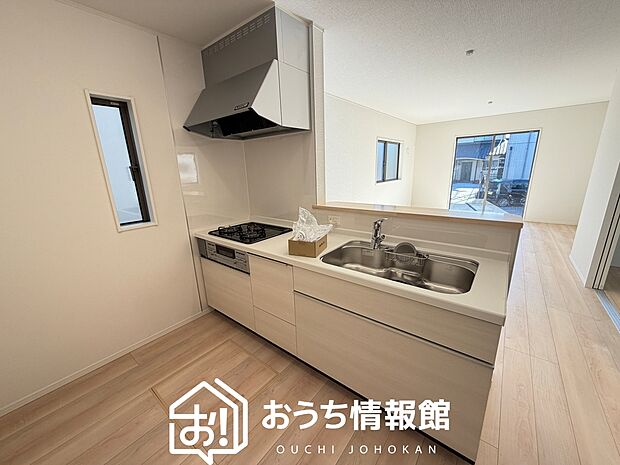 現地写真（キッチン）
収納たっぷりのシステムキッチン、浄水器付水栓を標準装備しています。
