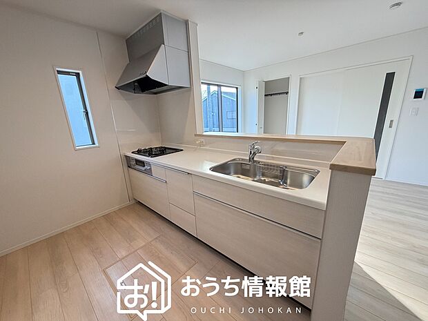 現地写真（キッチン）
収納たっぷりのシステムキッチン、浄水器付水栓を標準装備しています。
