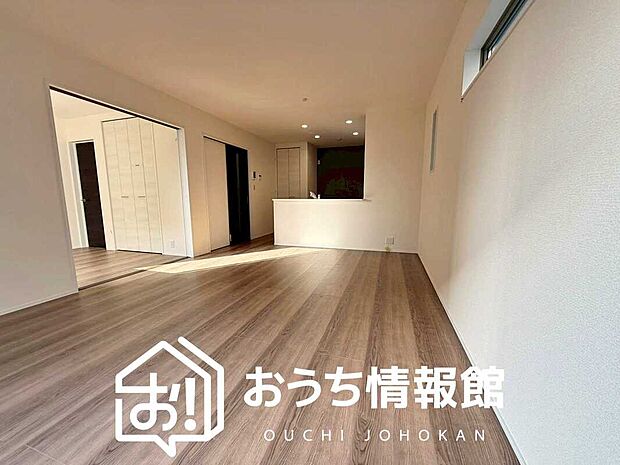 現地写真（リビング）
フローリング材には、木目、色調など木材特有の風合いがあり、ナチュラルな美しさになっています。