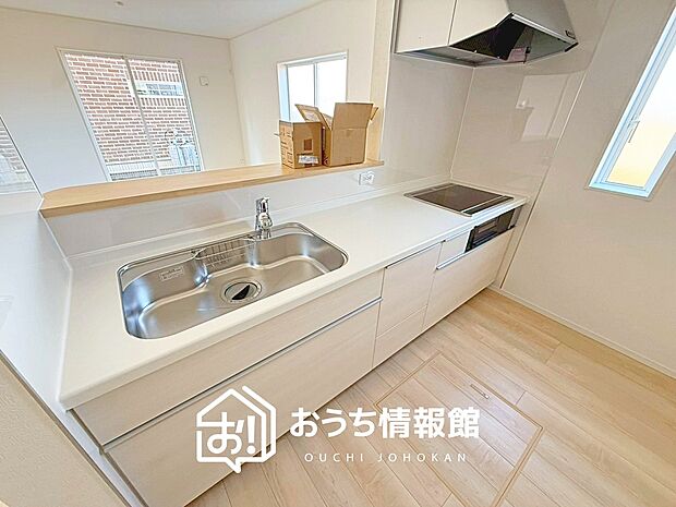 現地写真（キッチン）
収納たっぷりのシステムキッチン、浄水器付水栓を標準装備しています。
