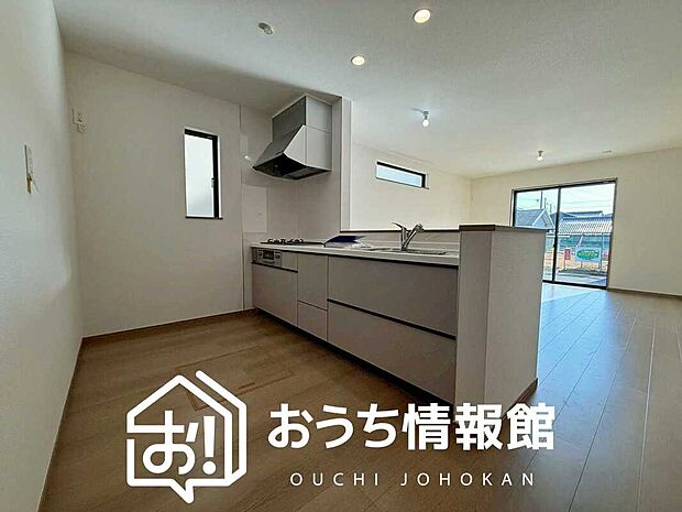 現地写真（キッチン）
収納たっぷりのシステムキッチン、浄水器付水栓を標準装備しています。