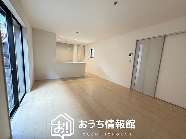 現地写真（リビング）
フローリング材には、木目、色調など木材特有の風合いがあり、ナチュラルな美しさになっています。