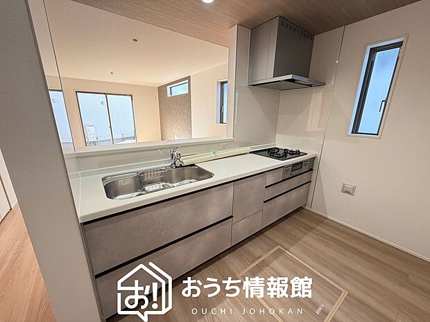 現地写真（キッチン）
収納たっぷりのシステムキッチン、浄水器付水栓を標準装備しています。
