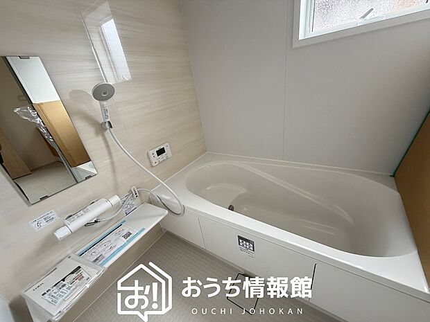 現地写真（浴室）
浴室暖房乾燥機付き。１坪タイプで広々です。