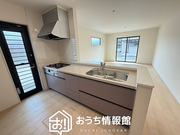 現地写真（キッチン）
収納たっぷりのシステムキッチン、浄水器付水栓を標準装備しています。