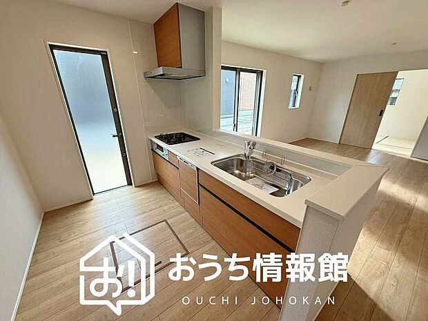 現地写真（キッチン）
収納たっぷりのシステムキッチン、浄水器付水栓を標準装備しています。
