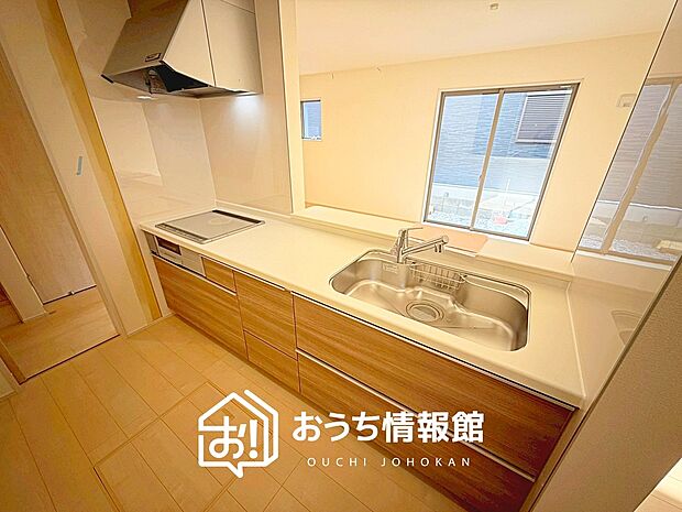 現地写真（キッチン）
収納たっぷりのシステムキッチン、浄水器付水栓を標準装備しています。
