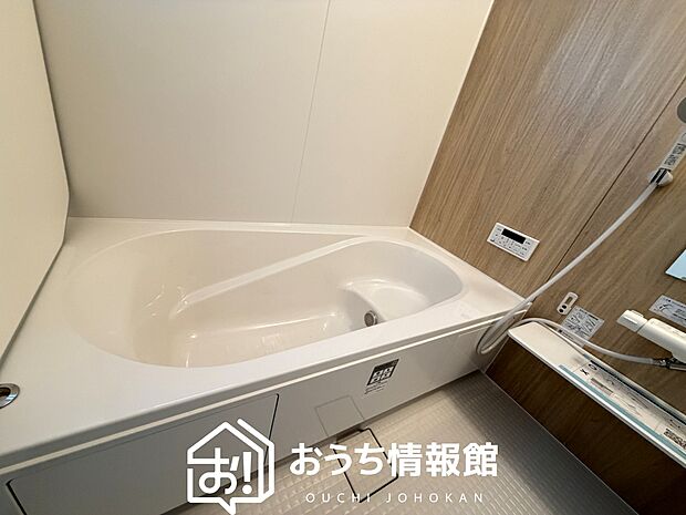 現地写真（浴室）
浴室暖房乾燥機付き。１坪タイプで広々です。