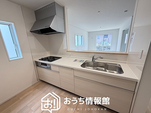 現地写真（キッチン）
収納たっぷりのシステムキッチン、浄水器付水栓を標準装備しています。