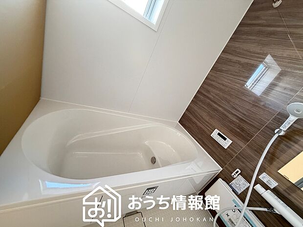 現地写真（浴室）
浴室暖房乾燥機付き。１坪タイプで広々です。