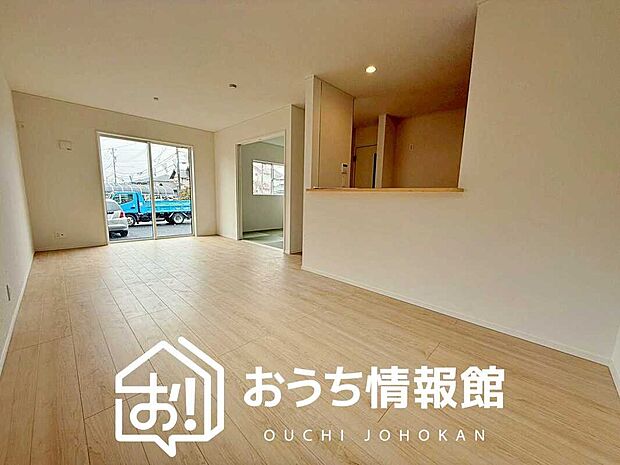 現地写真(リビング)
フローリング材には、木目、色調など木材特有の風合いがあり、ナチュラルな美しさになっています。