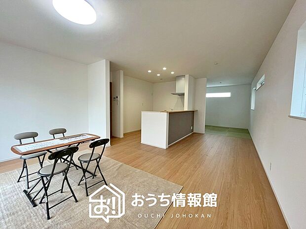 現地写真(リビング)
フローリング材には、木目、色調など木材特有の風合いがあり、ナチュラルな美しさになっています。