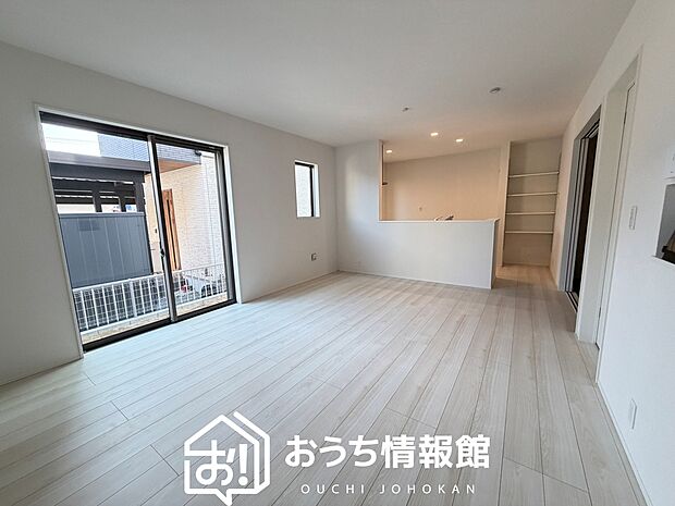 現地写真(リビング)
フローリング材には、木目、色調など木材特有の風合いがあり、ナチュラルな美しさになっています。