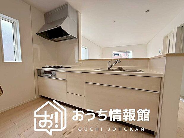 現地写真(キッチン)
収納たっぷりのシステムキッチン、浄水器付水栓を標準装備しています。